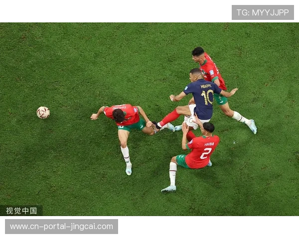 科莫主场草皮质量不佳，球员多次滑倒成插曲